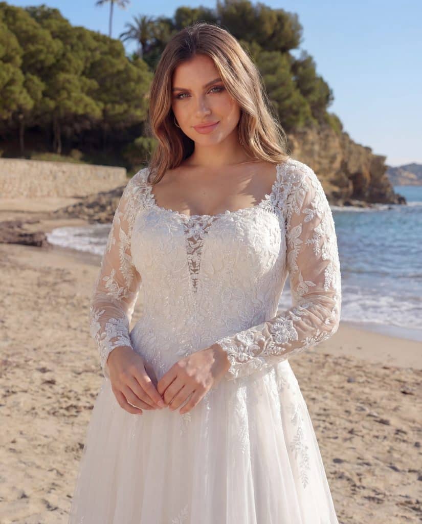 Finja-Azuree Curvy-Close