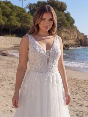 Finnegan-Azuree Curvy-Close