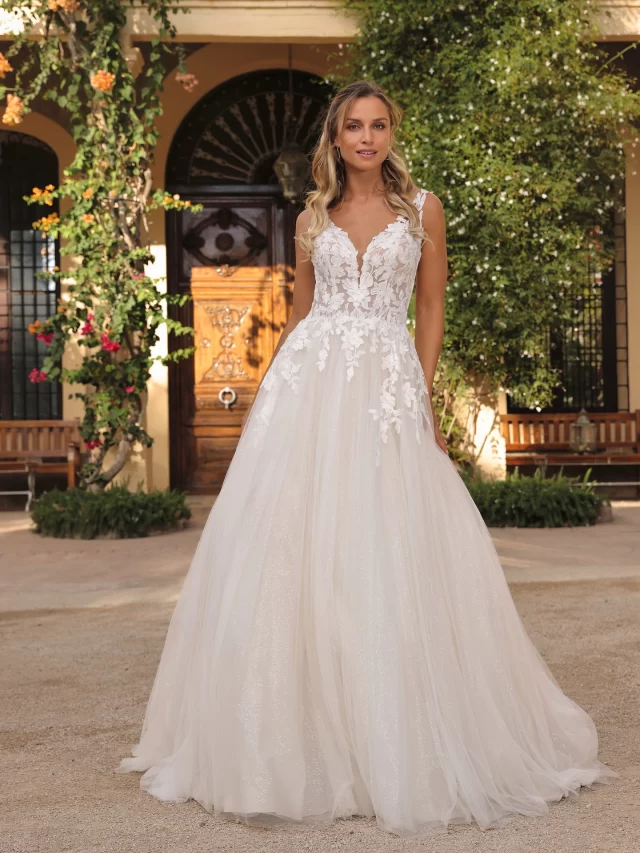 Stepping into a fairytale wearing Arnolda. A dress that feels like a dream come true ✨

🦋 Arnolda, Come Away With Me 2026

#azureebridal #fairytalewedding #dreamweddingdress #weddinggowns #bridetobe #hochzeitkleid #braut #brautmode #weddinginspo